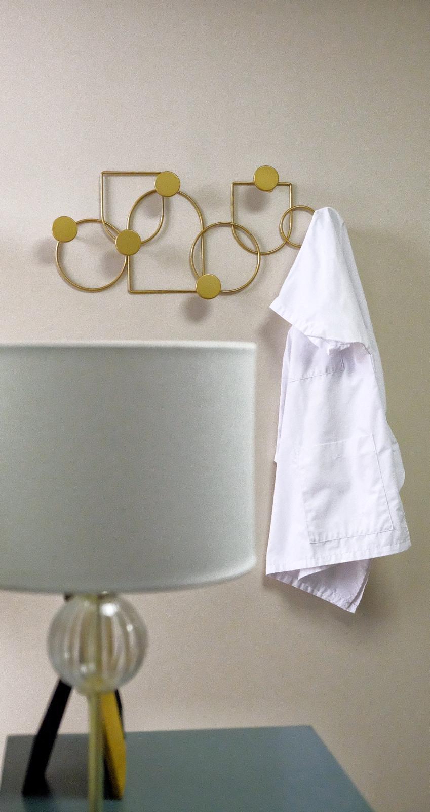 un porte manteau avec une blouse